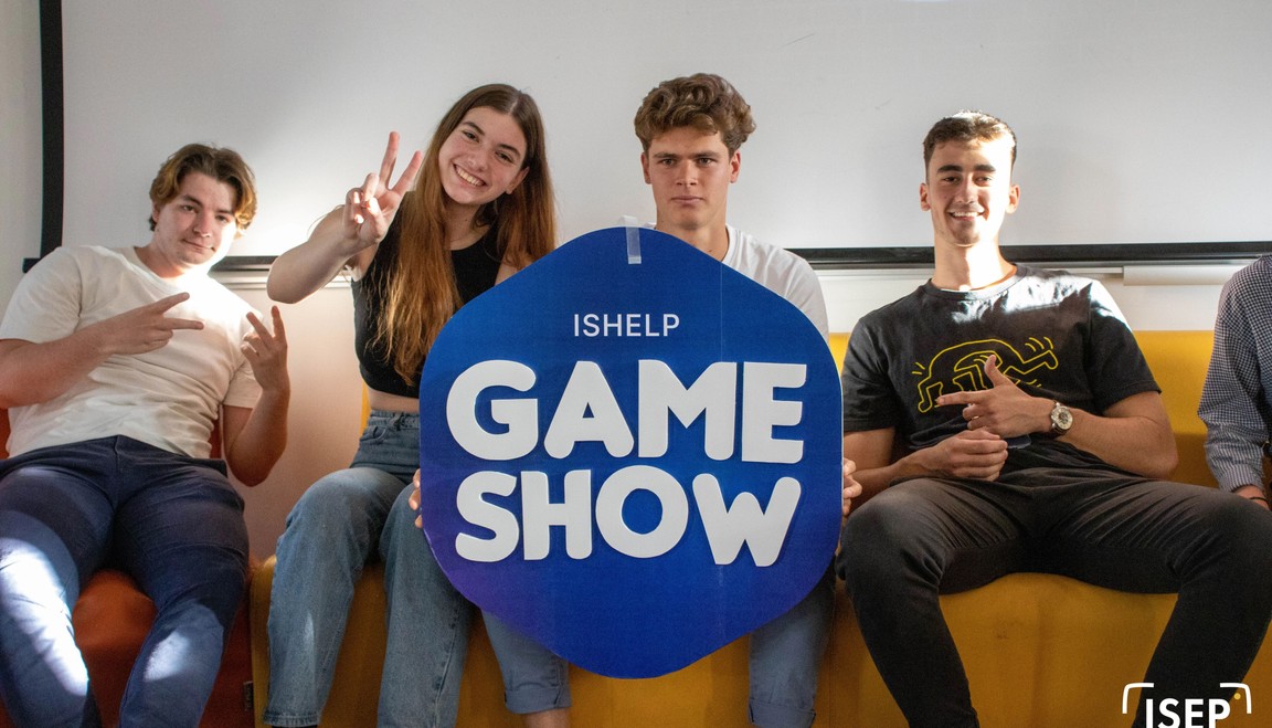 IsHelp GameShow sur la scène de l'amphithéâtre du campus Notre-Dame-de-Lorette de l'ISEP