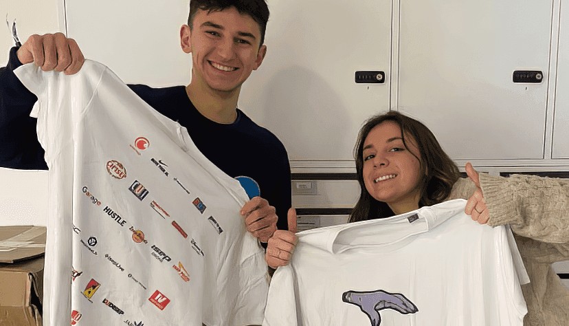 Stand du T-Shirt Solidaire avec 2 modèles, sur le campus de Notre-Dame-de-Lorette de l'ISEP