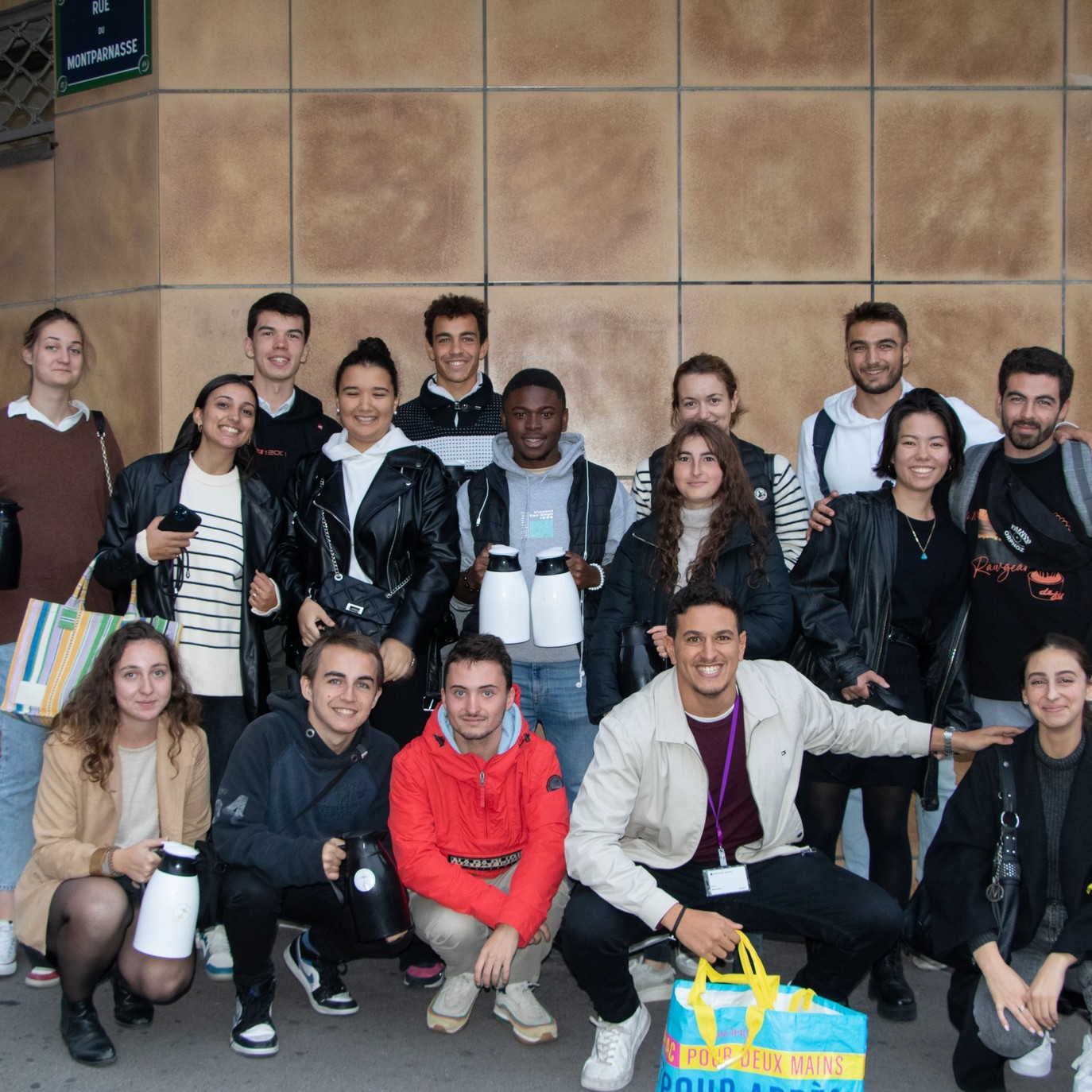 Équipe IsHelp après une maraudes en 2022, devant le campus de Notre-Dame-des-Champs
