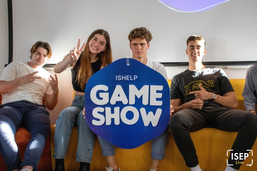 IsHelp GameShow sur la scène de l'amphithéâtre du campus Notre-Dame-de-Lorette de l'ISEP