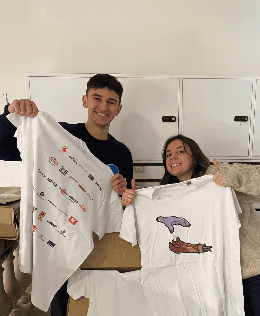 Stand du T-Shirt Solidaire avec 2 modèles, sur le campus de Notre-Dame-de-Lorette de l'ISEP